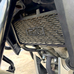 Protector de Radiador MBiker CB150X con Material de Fibra de Carbono Resistente para la Zona del Embrague - Product Image 1