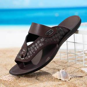 Sandalias de Hombre con Correa en T, Primera Capa de Piel de Vaca, Suela de Goma Antideslizante, Diseño Casual para la Playa, Punta Abierta - Product Image 2