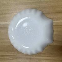 Grande taille et petite taille comme un ensemble de plaques de mélamine de couleur blanche en forme de coquille
