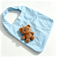 Sac de courses promotionnel en peluche portable en gros, sac à main en nylon OEM avec breloque animale en peluche ours Kawaii personnalisée