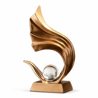 Sculpture abstraite moderne en résine dorée avec boule transparente, figurine artistique pour table, étagère de salon et décoration intérieure