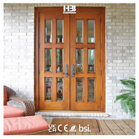 Portes françaises extérieures en bois massif de style français traditionnel avec inserts en verre dépoli, design à ouverture battante pour usage résidentiel intérieur