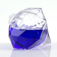 Bouteille à liqueur en verre super flint de 500 ml, forme spéciale facettée, avec bouchon et finition givrée pour emballage personnalisé de spiritueux