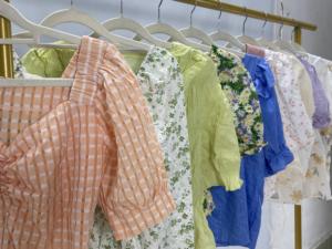 Top Spice Girls di Seconda Mano Alta Qualità Poliestere/Cotone Pulito per Outfit Estivi alla Moda Taglie Miste Abbigliamento Casual Usato - Product Image 6