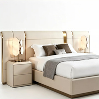 Ensemble de lit capitonné opulent avec tête de lit à panneaux incrustés d'or, service complet sur mesure pour villas, propriétés, appartements de luxe et hôtels