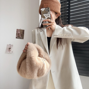 Nuova borsa di peluche carina, simile alla pelliccia di visone, adatta a tutte le stagioni e perfetta per avvolgere in inverno. - Product Image 1