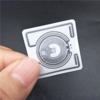 Étiquette de puce RFID à double fréquence UHF NFC 28x28mm EM4423 Matériel papier 13,56 MHz