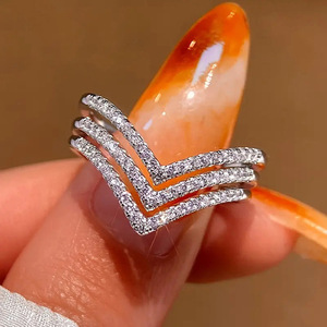 Anello a Tre Strati con Design a Linee a V per Donne - Product Image 6