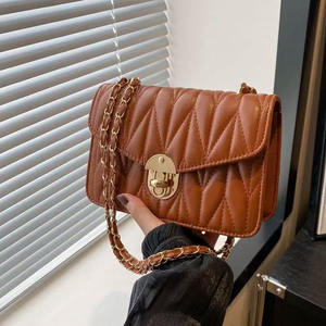 Mini bolso fruncido de moda con forma cuadrada estructurada con asa de cadena y cierre de metal - Product Image 4