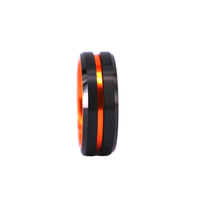 Bague en tungstène à bord biseauté orange passionné avec accessoire à la mode intérieur en aluminium noir et orange