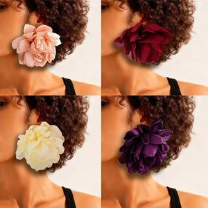 Hermosos Pendientes de Flores, Pendientes Florales Chapados en Oro Personalizados de Fábrica, Pernos de Pétalos, Gotas Florales, Estilos Variados, Venta al por Mayor, MOQ Pequeño - Product Image 5