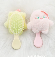Nouveau peigne coussin d'air en peluche en forme de monstre. Peigne mignon au charme féminin. Doux et délicat. Mini peigne portable.