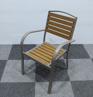 Ensemble de 6 chaises et table pour l'intérieur et l'extérieur, plateau de table en plastique imitation bois avec chaises empilables