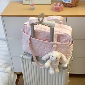 กระเป๋าเดินทางผ้าฝ้ายเนื้อแน่นกันน้ำสำหรับคุณแม่  แบบสะพายข้าง  น้ำหนักเบา  จุของได้เยอะ  มีช่องใส่กระเป๋าเดินทาง - Product Image 3