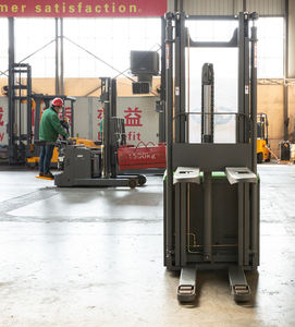 Carretilla elevadora eléctrica de 1,5 T con elevación gratuita - Product Image 3