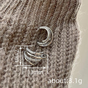 Orecchini a Perno E3505 in Oro Bianco con Diamante Rotondo Incastonato, Design Geometrico di Tendenza, Gioielli Unisex alla Moda - Product Image 6