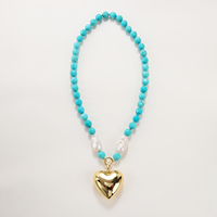 Collier de perles rondes facettées de 10 mm en pierres naturelles de guérison (turquoise, améthyste) avec pendentif cœur doré – Cadeau bijou