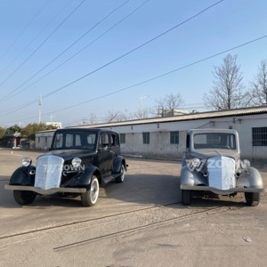 Voiture berline classique argentée, style vintage, quatre portes, idéale pour les visites touristiques - Product Image 6