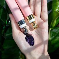 Cosmétique pour les lèvres tendance : Gloss à lèvres repulpant en tube souple rose, avec embout doré ou argenté, marque privée