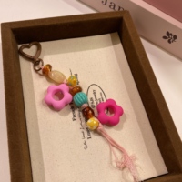 Chaîne de téléphone perlée à motif floral ajouré, perles colorées mélangées, fermoir cœur, pompon, sangle de téléphone faite à la main pour poignet