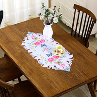 Les nappes rectangulaires brodées avec des motifs de papillons et de fleurs conviennent très bien à la décoration de vacances à domicile