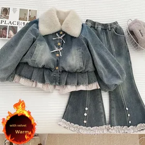 Conjunto de Dos Piezas de Mezclilla con Forro Polar para Niñas, Estilo Nuevo 2025, Conjunto Cálido con Parches para Niñas Pequeñas - Product Image 1