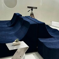 Canapé modulaire Chesterfield bleu velours une place, structure en bois, rembourrage en éponge, design ondulé incurvé, appartement moderne