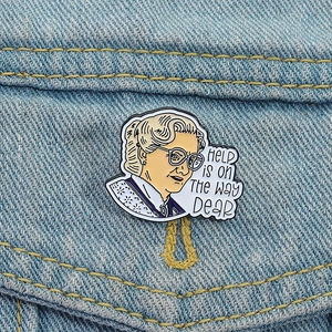 ヘルプ・イズ・オン・ザ・ウェイ エナメルピン コメディ映画にインスパイアされたブローチ ラペルバッジ ジュエリー ファンや友人へのギフト - Product Image 1