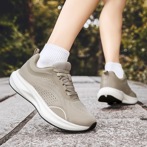 Zapatillas deportivas negras de malla con puntera ancha para hombre, para pies anchos, tobillos grandes y arcos plantares gruesos. - Product Image 3