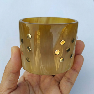 Bracelet rond en corne de vache naturelle pour femmes, design animal moderne, fait à la main, poli - Product Image 1