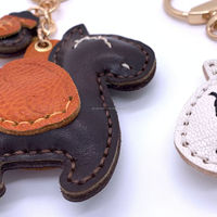 Nouveau design, pendentif animal en cuir véritable pleine fleur, breloque de sac et porte-clés mignons, doux et originaux, couleur et logo personnalisables
