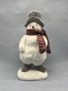 Décoration <span class=keywords><strong>de</strong></span> table <span class=keywords><strong>de</strong></span> Noël Bonhomme <span class=keywords><strong>de</strong></span> neige blanc givré, chapeau gris, écharpe rayée rouge et grise, bottes, ornement statique neutre d'hiver pour cheminée - Product Image 1