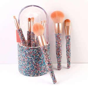 Ensemble de pinceaux de maquillage de luxe à tête plate en gros, avec poils synthétiques véganes et manche en plastique – Scintillant, coloré, effet diamant et cristal - Product Image 3