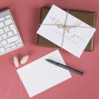 Biglietto di ringraziamento personalizzato stampato per aver supportato la mia piccola impresa. Design elegante e professionale.