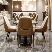 Ensemble table et chaises de restaurant JEILI, design hôtelier de luxe, sièges en cuir texturé, plateau rectangulaire en marbre moderne.