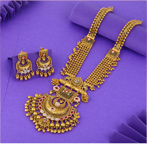 Elegante collar nupcial en tono dorado con detalles de filigrana y pendientes a juego, ideal para celebraciones de bodas. - Product Image 3