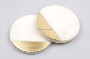 Posavasos redondo hecho a mano de mármol blanco de calidad superior superventas con patrones de latón clásico suministro mundial - Product Image 3