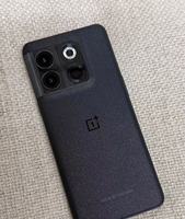 OnePlus 10T 12GB + 16GB 256/512GB de haute qualité, neuf, téléphone très vendu à l'étranger avec des fonctionnalités polyvalentes et une grande durabilité.
