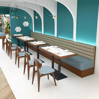 Ensemble de meubles de café moderne, restaurant, canapé et chaises en bois avec coussins bleu pâle, tables avec pieds noirs