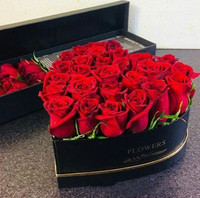 Ensemble cadeau en papier artistique personnalisé en usine, ensemble de trois pièces en forme de cœur, emballage en carton avec vernis, élégant coffret à fleurs