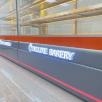 Vitrine réfrigérée de luxe pour pâtisseries et gâteaux avec cadre en acier inoxydable et verre trempé pour les pâtisseries