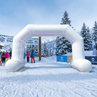 Arche gonflable géante personnalisée pour événements hivernaux, résistante aux intempéries, en matériau durable, pour publicité extérieure et bienvenue.