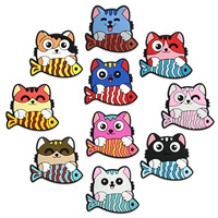 Breloques de chaussures en PVC souple personnalisées 2026, accessoires DIY, boucle décorative pour chaussures motif petit chat mignon mangeant une petite poissonne, pour bracelets