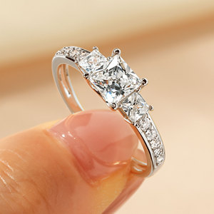 Bague Vintage <span class=keywords><strong>3</strong></span> Pierres en Cuivre Plaqué Or Écologique avec Zircon Cubique Taille Princesse Carrée pour Femme – Bijou Simple et Tendance - Product Image 3