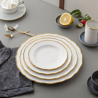 Assiettes de service en céramique blanche Ensemble de dîner en porcelaine pour les fêtes de mariage Les principales caractéristiques comprennent les plats et les assiettes