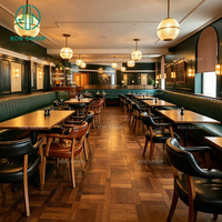 Ensemble de meubles de bar et de restaurant de luxe Ron Group, table carrée en bois, chaise ergonomique personnalisée, banquette en cuir vert en forme de L