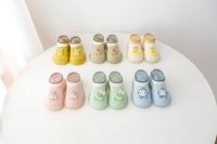 Chaussures-chaussettes pour bébé premiers pas en maille tricotée verte avec patch nuage et lune, semelle souple et flexible en TPE antidérapante – Vente en gros