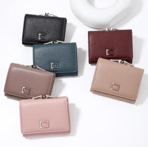 Nueva Cartera Corta Magnética de PU para Mujer, Venta al por Mayor, con Botón, Clásica, Combinable con Todo, Impermeable, Forrada de Poliéster - Product Image 1