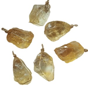 Collier en cristal de pierre naturelle en gros pendentif en pierre naturelle enroulé et torsadé - Product Image 1