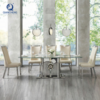Ensemble table et chaises de salle à manger 8 places au design tendance, table de salle à manger en verre et marbre haut de gamme pour villa de luxe à Dubaï, Arabie